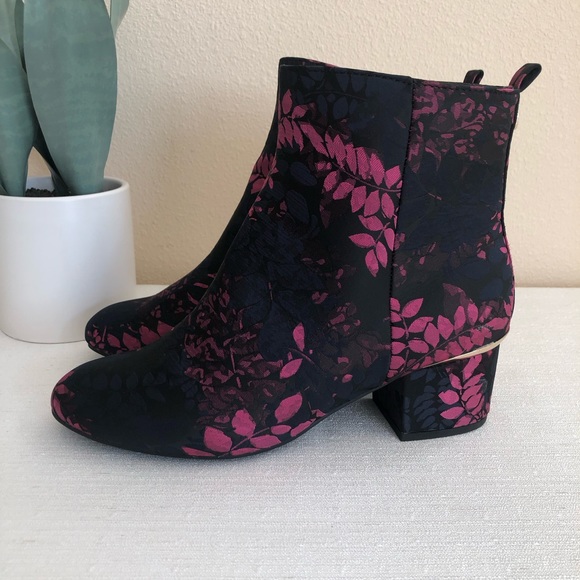 New LIZ CLAIBORNE Gina Black Floral Brocade Memory Foam Ankle Booties Womans 7W - Picture 5 of 12